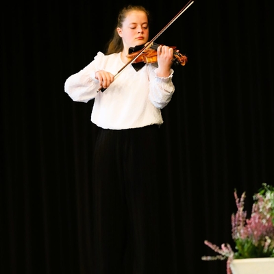 Franziska Scheffer an der Geige (begleitet durch Johannes Badde am Klavier)