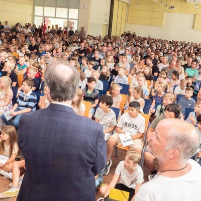 Begr&uuml;&szlig;ung durch Schulleiter Lucas Sieberg und Koordinator Frank K&ouml;sters