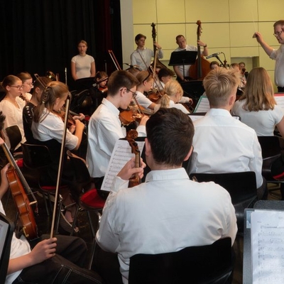 Mit dem &bdquo;Czardars&ldquo; von Andrea Holzer-Rhomberg unter der Leitung von Herrn Badde endete der Auftakt zum Schulfest.