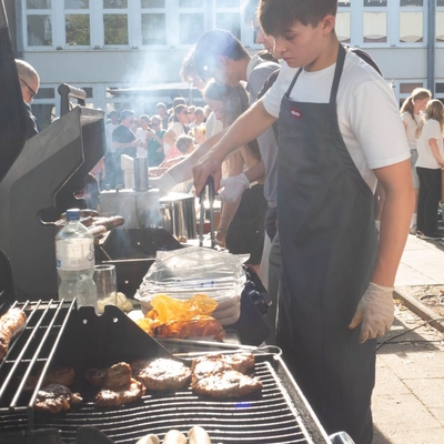 Die Bratwurst an der Grill-Station des 13. Jahrgangs lief wie geschnitten Brot; denn es wurden ingesamt 29 kg W&uuml;rstchen verkauft.
