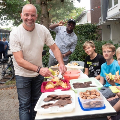 Zu diesem kulinarischen Angebot &bdquo;Das Georgianum isst bunt&ldquo;, angeboten von der Klasse 6a, konnte Herr K&ouml;sters nicht Nein sagen.