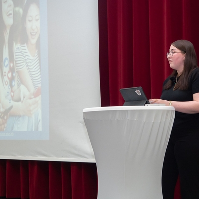 Katharina referiert &uuml;ber den Einfluss sozialer Medien