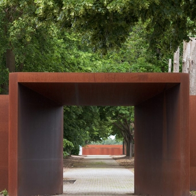 Das Stahltor markiert den &Uuml;bergang vom Bereich der Wachmannschaft hin zum eigentlichen KZ bzw. Strafgefangenenlager