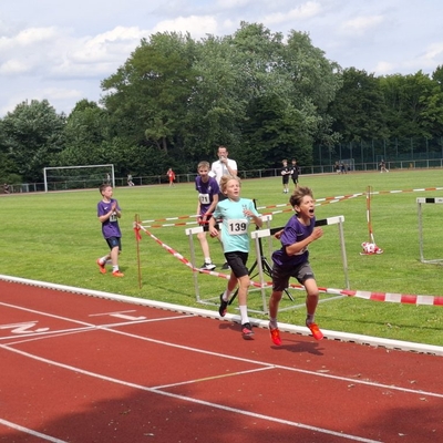 Ein Georgianer kommt im Ziel an, knapp Dritter