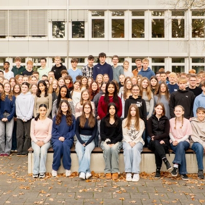 (v.l.): Prof. Alexander Pott, Hermann Hesse, Dr.  Marc-Andr&eacute; Kaufhold und Lucas Sieberg zusammen mit den ca. 180 teilnehmenden Sch&uuml;lerinnen und Sch&uuml;lern