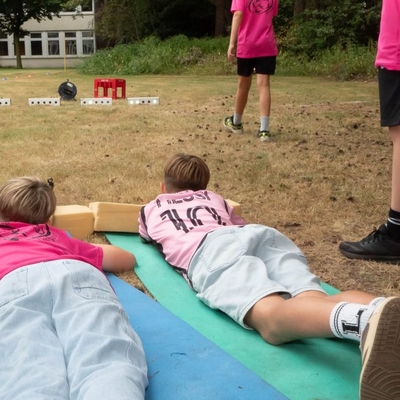 Mit LASERn die L&auml;mpchen im Hintergrund treffen &ndash; ein Teil des Biathlonwettbewerbs der Klasse 6b.