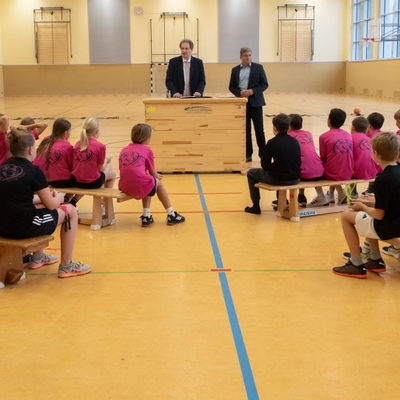 Schulleiter Lucas Sieberg und Fachobmann Sport, Mar-Andr&eacute; Kaufhold, begr&uuml;&szlig;ten in der gro&szlig;en Sporthalle die anwesenden G&auml;ste, Kollegen und Sch&uuml;ler.