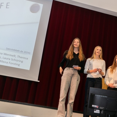 Im Anschluss er&ouml;rterten Milena Forsting, Laura Sch&uuml;ring, Theresa Schulte und Hanna Wemelt die Frage, ob aktive Sterbehilfe in Deutschland zugelassen werden sollte.