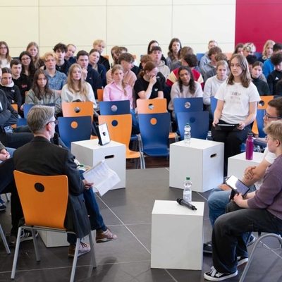 Die Sch&uuml;ler des Redaktionsteams f&uuml;hrten durch Sendung wie Merle und Jonathan (vorne) oder stellten stellvertretend f&uuml;r die beiden Jahrg&auml;nge die Fragen wie Anna-Maria und Selma.