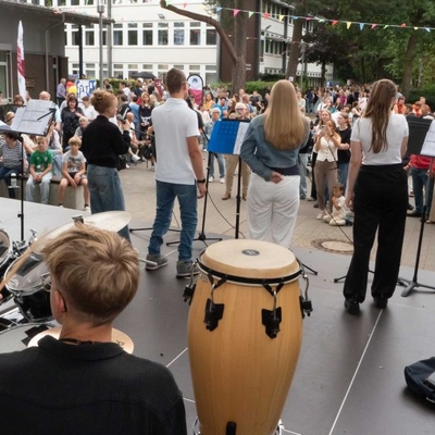 Gut gef&uuml;llt war der Platz vor der Aktionsb&uuml;hne, als GGO und Schulfest-Projektband ihren musikalischen Beitrag vorstellten.