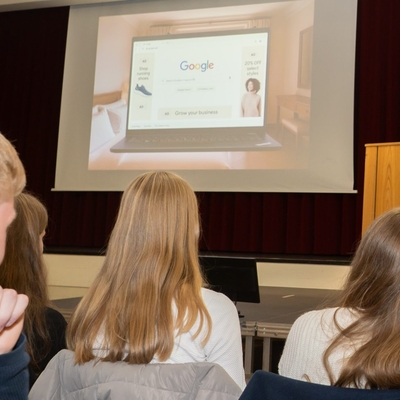 Zum Abschluss wies Leonard Kr&auml;mer auf die Gefahren von &ouml;ffentlichen WLAN-Netzen hin, indem er das Publikum live in ein von ihm leicht manipuliertes WLAN -Netz einloggen lie&szlig;.