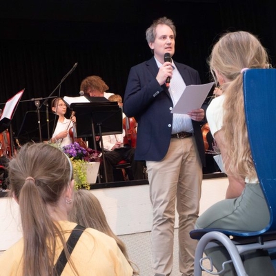 Schulleiter Lucas Sieberg er&ouml;ffnete das Schulfest offiziell in unserer Mensa.