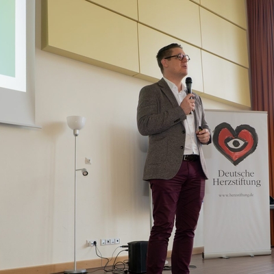 Prof. Dr. Pott veranschaulicht mit wissenschaftlichen Fakten die hohe Bedeutung der Laienreanimation.