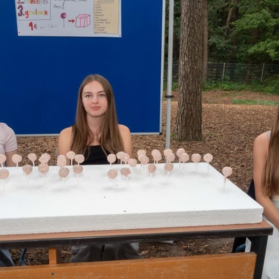 Eine Cake-Pops-Lotterie boten M&auml;dchen aus der 10d an. Biss der K&auml;ufer in diese kleine Leckerei, so konnte er je nach Farbe der F&uuml;llung auch noch einen Gewinn sein Eigen nennen.