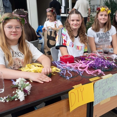 Blumenkr&auml;nze binden &ndash; diese Mitmachaktion boten M&auml;dchen aus der 7d an.