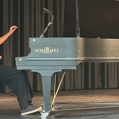 Einen Solo-Beitrag pr&auml;sentierte Ja&iuml;ra Hibbel am Klavier.