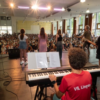 Begr&uuml;&szlig;ung durch die Schulband &bdquo;Relics&ldquo;