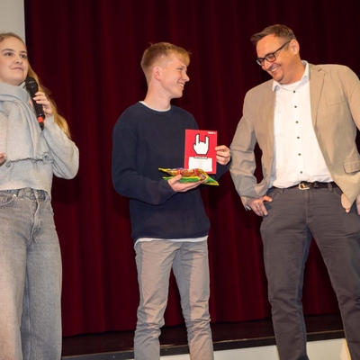 Nach dem letzten Vortrag bedankten sich die Referent:innen mit einem kleinen Geschenk herzlich bei Herrn Zermann, dem Organisator des Akademieabends und dem Mentor der Vortragenden.