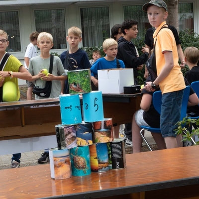 Treffer oder nicht? Die Klasse 7a bot f&uuml;r die gro&szlig;en und kleinen G&auml;ste ein Dosenwerfen an.