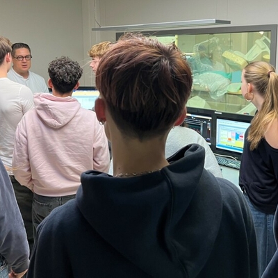 Prof. Dr. Pott erl&auml;utert den Sch&uuml;lerinnen und Sch&uuml;lern des Seminarfachs &bdquo;Herz-Kreislauf-Medizin&ldquo; die Funktionsweise des Linksherzkathetermessplatzes im Herzkatherlabor des Boni.