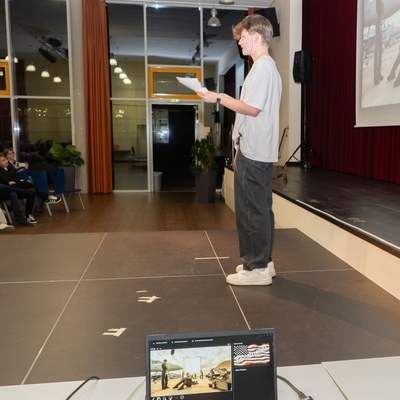 Moritz Knospe legte den Einfluss des Staatsapparates auf die Filmindustrie in den USA dar, indem er zeigte, wie eng die beiden genannten Akteure zusammenarbeiten.