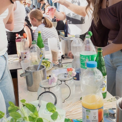 Bunte Mocktails wurden unter Hochdruck neben der Ausgabe gemixt und so gut verkauft, dass die 11b schon nach kurzer Zeit gezwungen war, Nachschub zu kaufen.