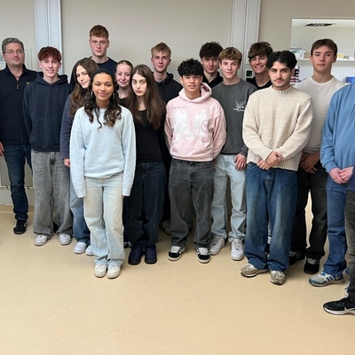 Chefarzt Prof. Dr. Alexander Pott (v.li.) und OStR Dr. Marc-Andr&eacute; Kaufhold mit den Sch&uuml;lerinnen und Sch&uuml;lern des Seminarfachs Seminarfach &bdquo;Herz-Kreislauf-Medizin&ldquo; im Aufwachraum des Herzkatherlabors.