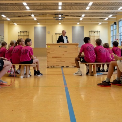 1. Kreisrat Gerenkamp berichtete den Anwesenden &uuml;ber das Engagement des Schultr&auml;gers im Ausbau und in der Unterhaltung der Sportst&auml;tten am Georgianum.