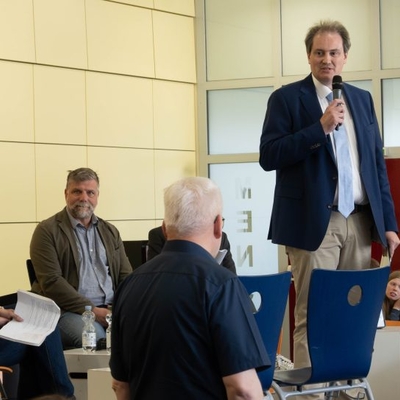 Schulleiter Lucas Sieberg begr&uuml;&szlig;te die G&auml;ste und die Sch&uuml;ler der Jahrg&auml;nge 11 und 12.