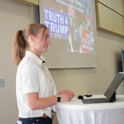 Paulina referiert &uuml;ber QAnon und Trump