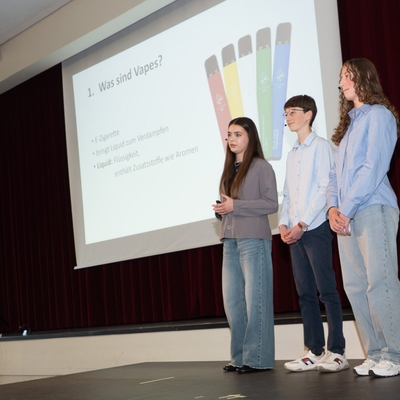 Zun&auml;chst stellten Sophia Beck, Emma Teckert, Joah van Westen und Radin Seghatoleslam ihre Erkenntnisse und Umfrageergebnisse zum Thema &bdquo;Vapes&ldquo; vor.