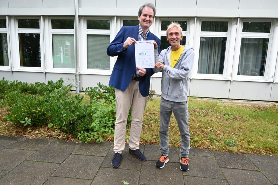 Schulleiter Lucas Sieberg und MINT-Koordinator Martin Glosemeyer freuen sich &uuml;ber die dritte Auszeichnung als MINT-freundliche Schule in Folge