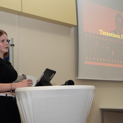 Johanna ging auf das Thema &Auml;sthetisierte Gewalt als erz&auml;hlerisches Stilmittel ein