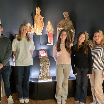 Die Sch&uuml;ler:innen w&auml;hrend des Besuchs der Dauerausstellung des Emslandmuseums.