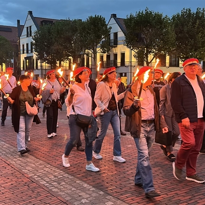 Der traditionelle Fackelzug vom Pferdemarkt durch die Innenstadt bis zur Wilhelmsh&ouml;he er&ouml;ffnete am Freitagabend das Programm und f&uuml;hrte zahlreiche G&auml;ste zum Begr&uuml;&szlig;ungsabend zusammen.