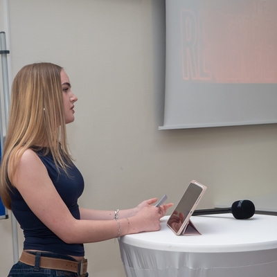 Patricia bei ihrem Vortrag