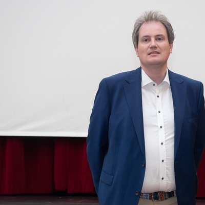 Schulleiter Lucas Sieberg hei&szlig;t die vielen G&auml;ste willkommen.