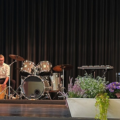 Eingerahmt wurde die Veranstaltung durch musikalische Beitr&auml;ge von Seiten der Schule &ndash; hier die Groovebox (mit dabei: Noel Johannigmann, Josef Menger, Jonas Sander und Theo Schoppe. Unterst&uuml;tzt durch Referendarin Felicitas Funke)