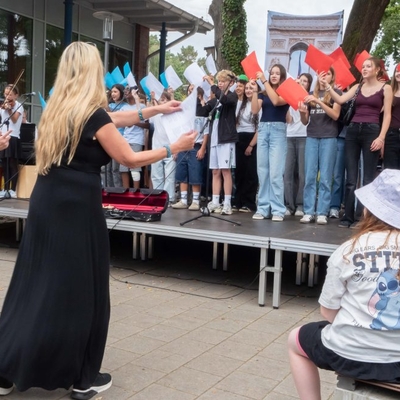 Die &bdquo;Pariser Stadtmusikanten&ldquo;, ein Chorprojekt der Klassen 7c und 8c, sangen und schunkelten &bdquo;Les Champs-&Eacute;lys&eacute;es&ldquo; von Joe Dassin.