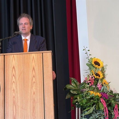 Schulleiter Lucas Sieberg verwies auf die lebendige Verbundenheit zur Schule und der Stadt Lingen und bezeichnete das &bdquo;stramme Programm als einzigartiges, generationen&uuml;bergreifendes Gesamterlebnis und als eine bleibende Wertsch&auml;tzung einer best&auml;ndigen Schulgemeinschaft.&ldquo;